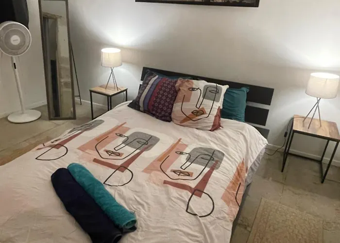 Deux Pieces - Confort - Ecusson דירה